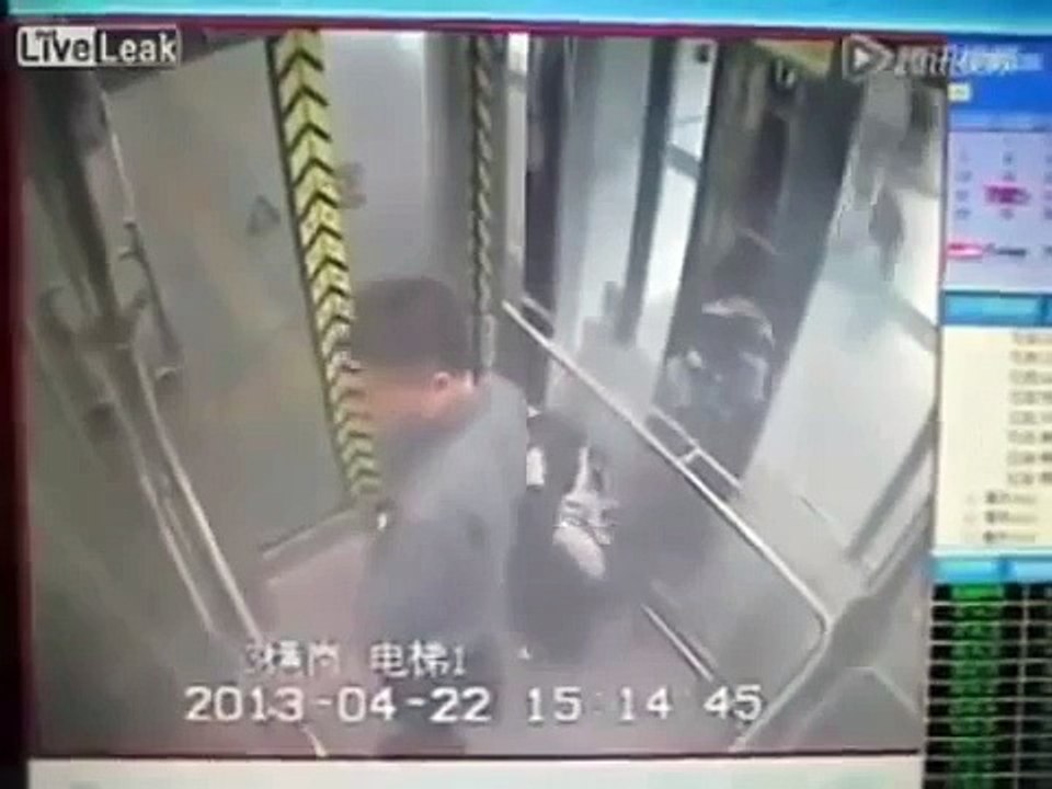 Canlı Yayında Altına Sıçan Kadın