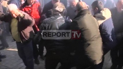 Télécharger la video: Report TV - Halim Kosova ndihmon protestuesin pa ndjenja në mes të turmës