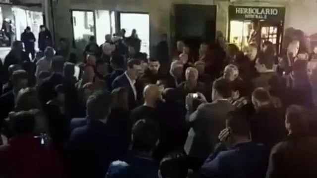 En campagne électorale, le Premier ministre espagnol reçoit un violent coup de poing d'un jeune