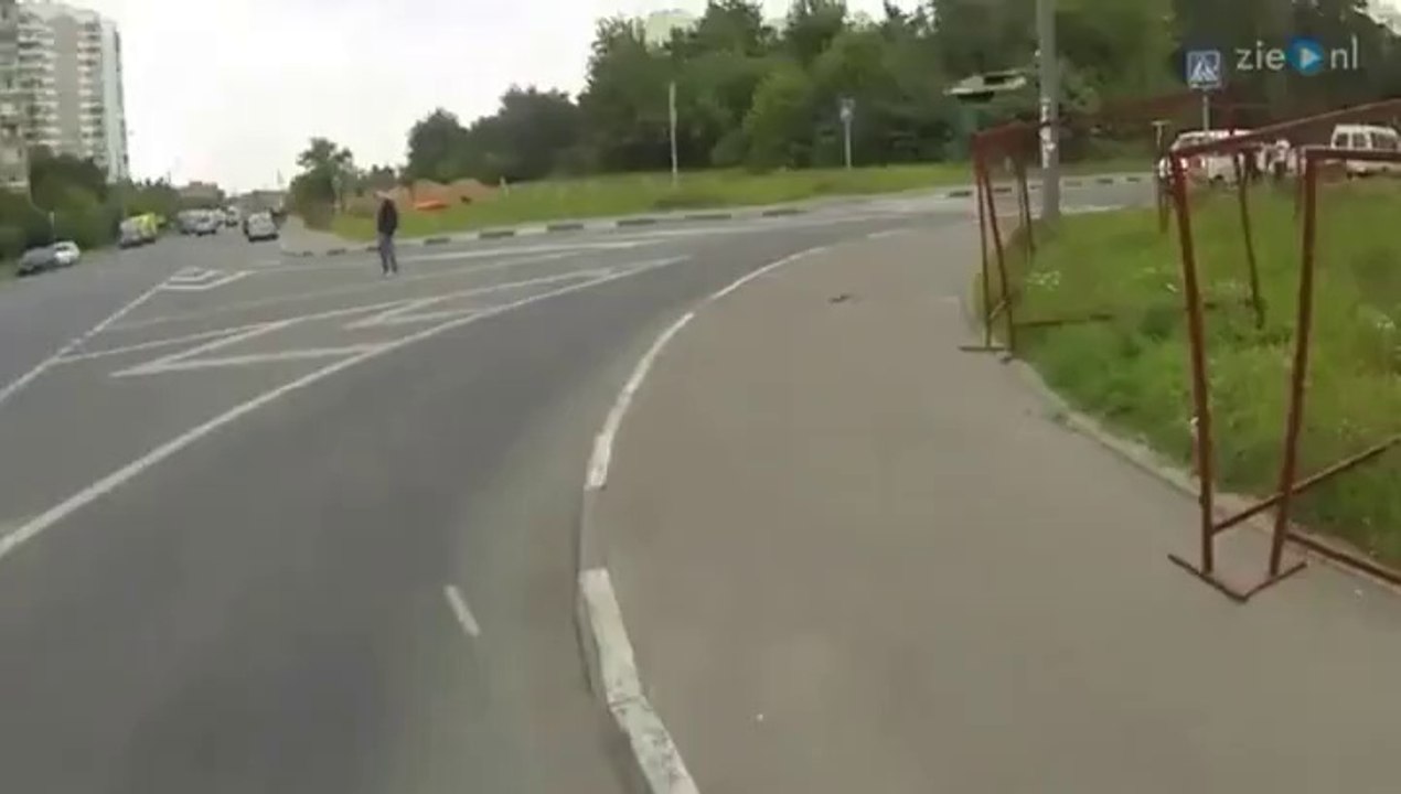 Ветер сдул девушке юбку