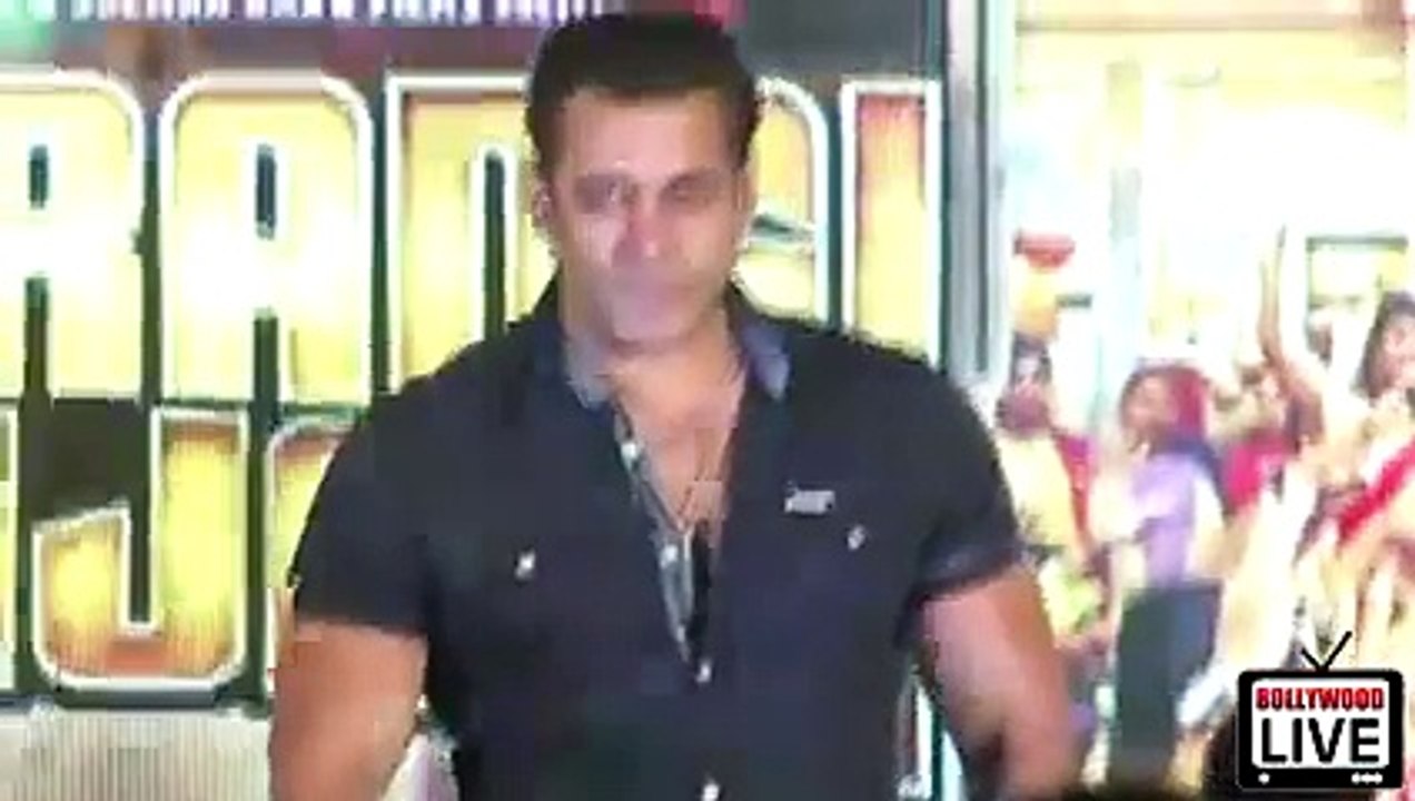 Mouni Roy Promotes Naagin On Salman's Bigg Boss 9