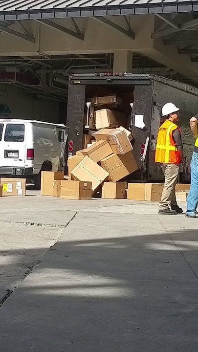 Quand le livreur UPS pète un cable et balance tout les colis hors de son camion
