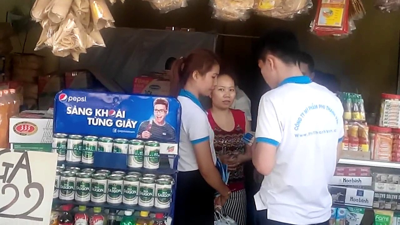 The gift distribution DJ cosmetic whitening of Phi Thanh Van