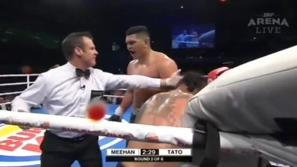 Un boxeur supplie l'arbitre d'arrêter le combat