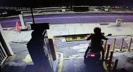 Download Video: Une femme en scooter ne veut pas payer le parking et va le regretter sur le champ