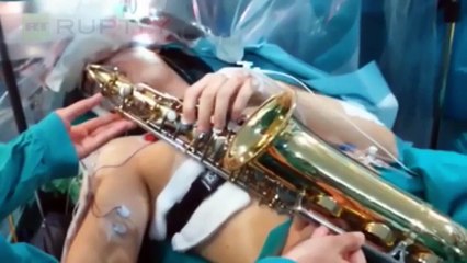 Un hombre toca el saxofón mientras le operan de un tumor cerebral