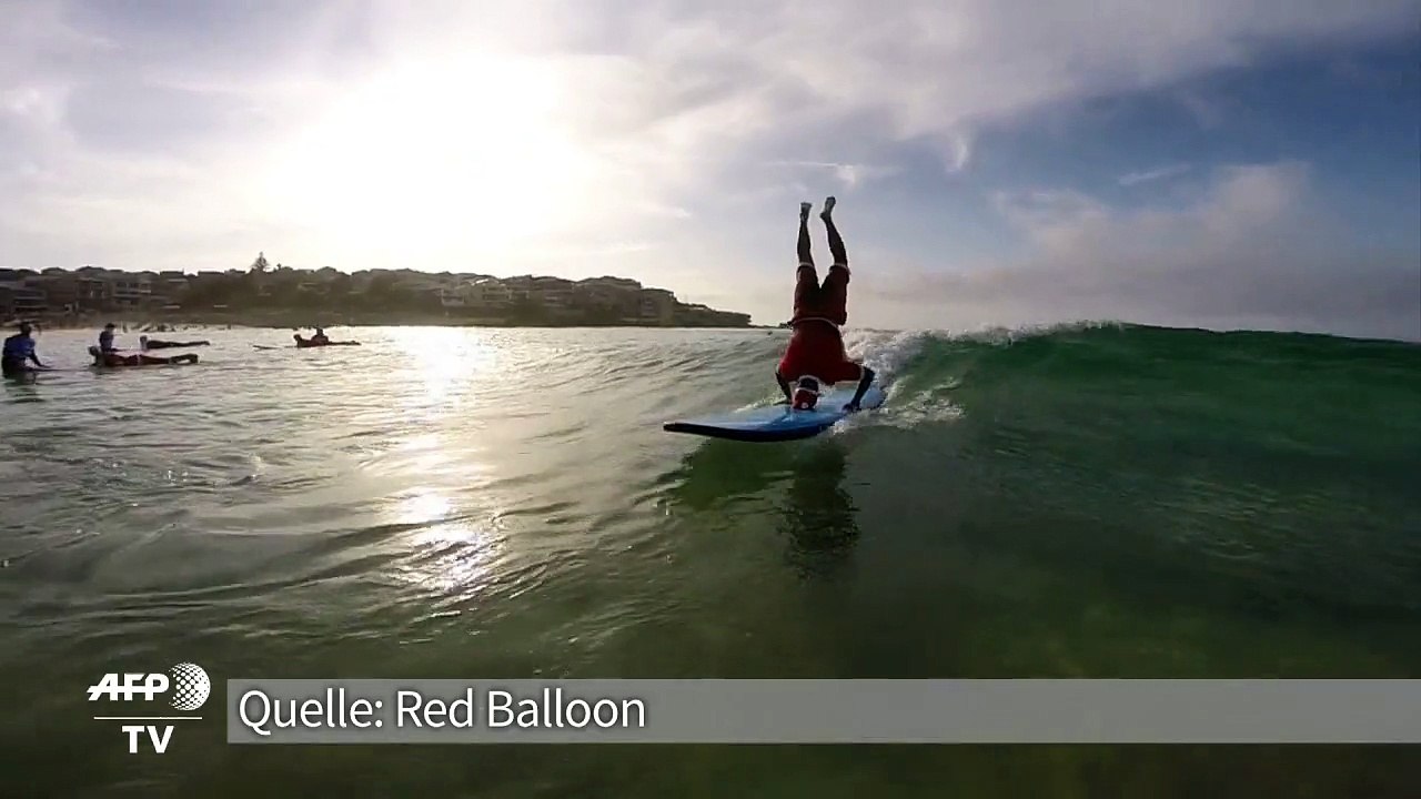 Weltrekord: Hunderte Weihnachtsmänner surfen in Sydney