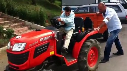 Köksal Baba Traktörü Sürer