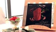 Cet artiste réalise une décoration éblouissante en pliant une serviette de table