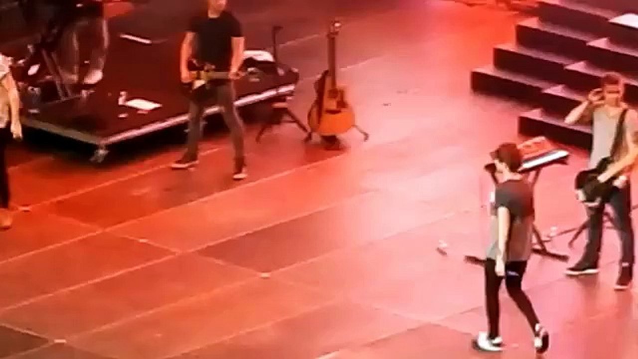 What Makes You Beautiful- One Direction (Triple Ho Show 2015)