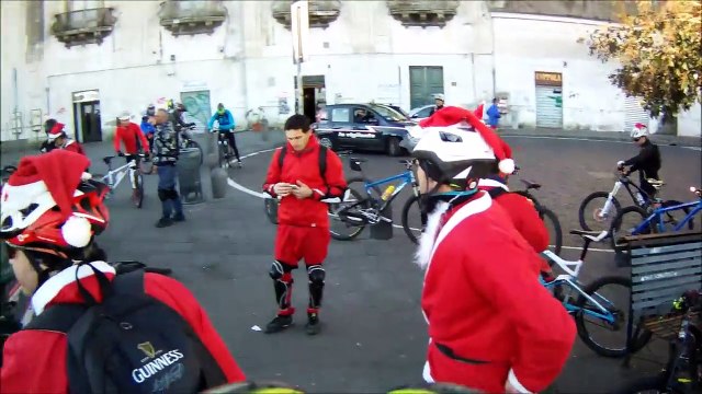 Buon Natale - in bici con i babbo natale e la Befana sulle scale della Pedamentina a Napoli