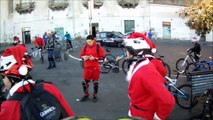Buon Natale - in bici con i babbo natale e la Befana sulle scale della Pedamentina a Napoli