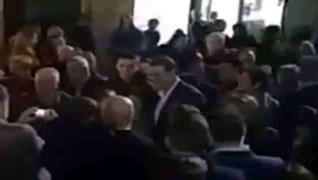 President of Spain Mariano Rajoy has been assaulted - Rajoy Agredido en Pontevedra por un chico.