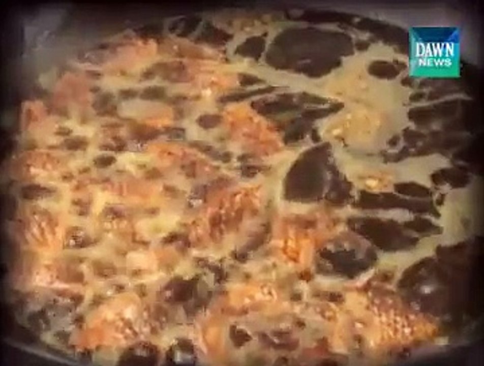 Peshawar man puts hand in hot oil