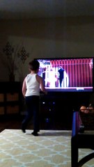 Ils filment en cachette leur fils qui regarde Dirty Dancing, ce qu’il fait est génial!