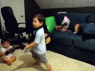 Un enfant écoute Rage Against The Machine