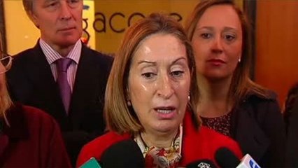 Ana Pastor: "Rajoy demostró ayer una vez más que es una persona serena aunque le hayan partido la cara"