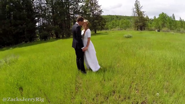 Un drone filme un moment magique avec des jeunes mariés