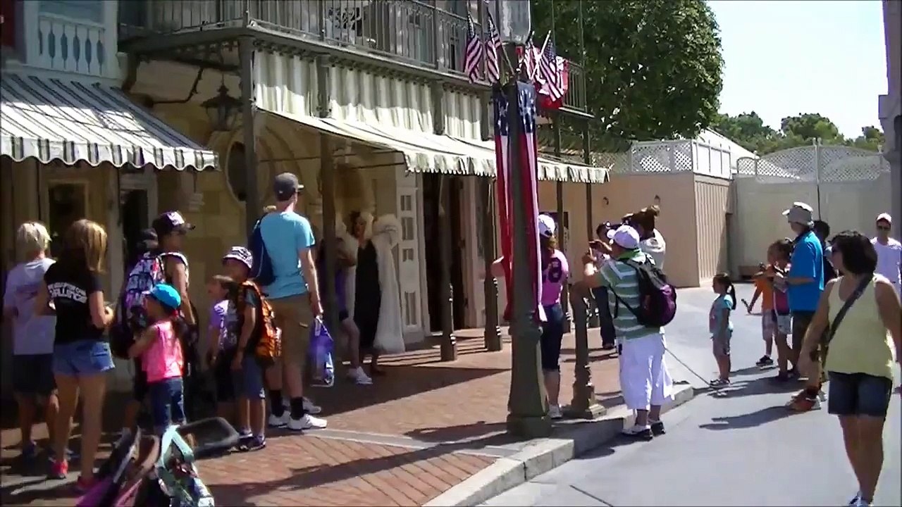 Cruella De Vils Most Friendliest Meet & Greet at Disneyland.. Ever!