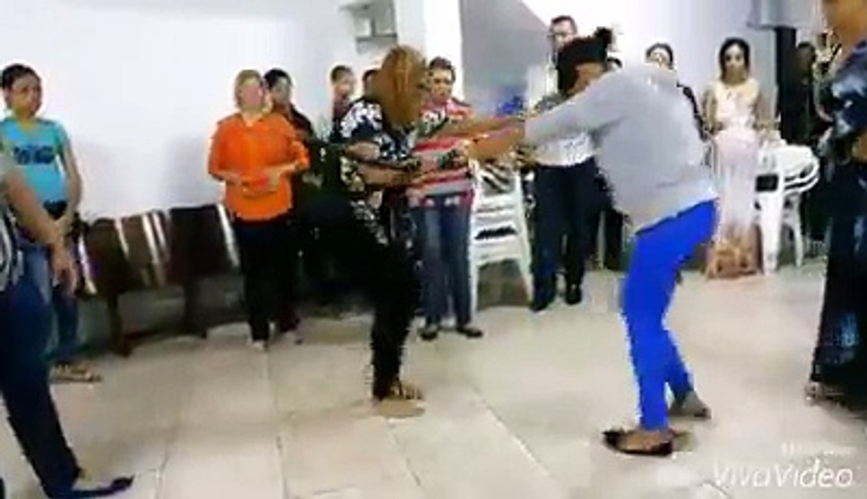 Predicadora imparte la "unción de la vara de Moisés"