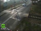 Mira cómo este ciclista chocó contra un tren que iba a alta velocidad