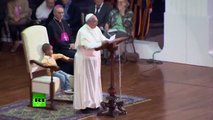 Un bambino si siede nella poltrona di Papa Francesco, guardate la sua reazione!
