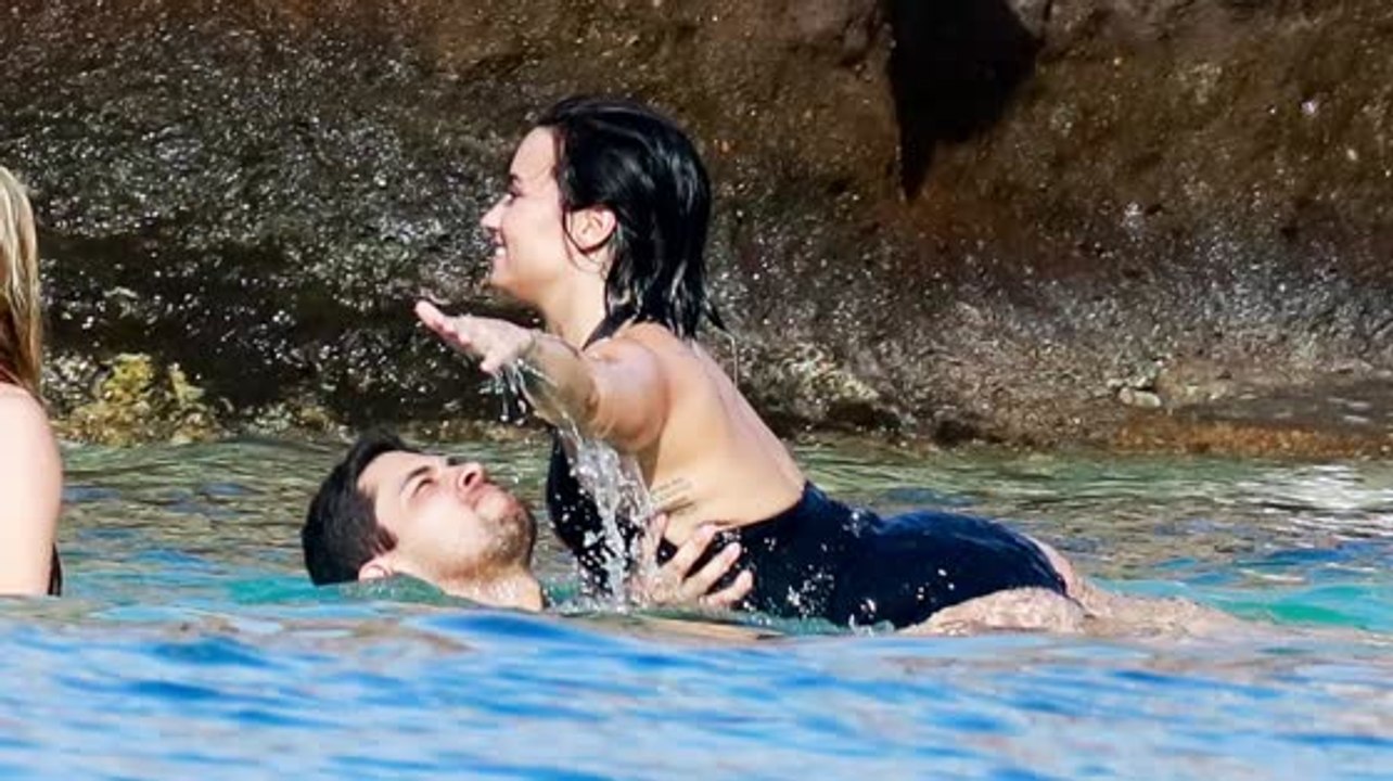 Demi Lovato und Wilmer Valderrama knutschen im Urlaub
