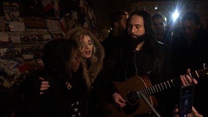 Madonna chante «Imagine» à République