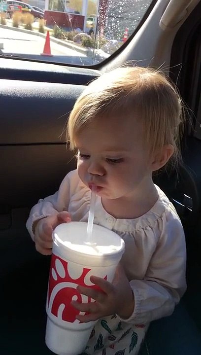 Une petite fille chante Hello