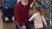 Une petite fille prend un inconnu pour le Père Noël qui se fait alors passer pour lui