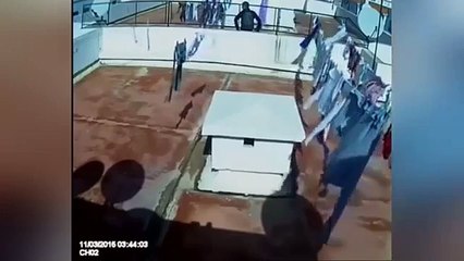 لص يسرق ملابس في أصطح العمارات