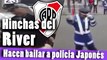 Hinchas del river plate hacen bailar a policía japonés en Osaka Japón