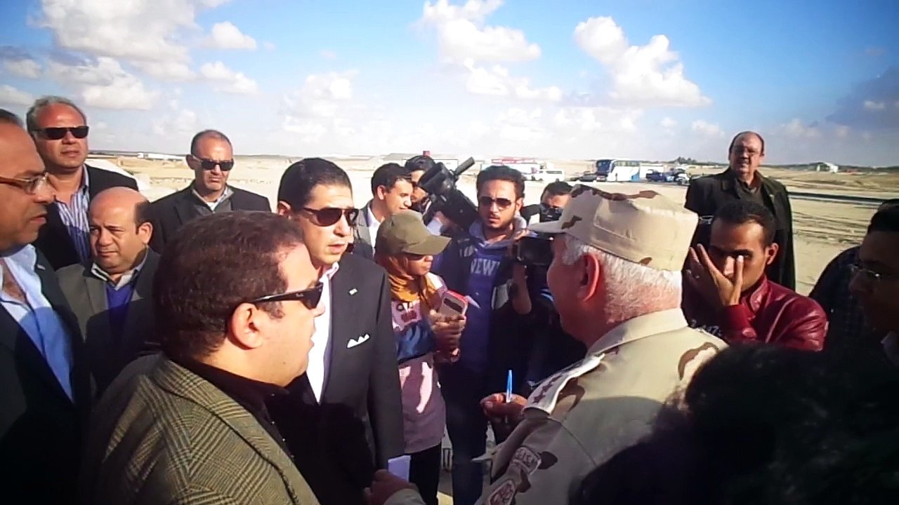 هشام عز العرب رئيس البنك التجارى الدولى يوزع هدايا على العاملين بقناة السويس الجديدة نوفمبر2014
