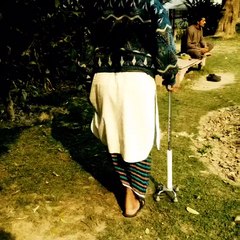 آج دوپہر والد گرامی محترم جناب سعید بدر صاحب گھر کے سامنے پارک میں چہل قدمی فرماتے ہوئے۔(