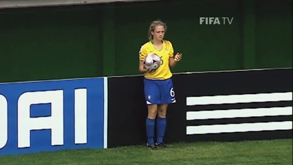 Takla ile taç atan u20 kadın futbolcu