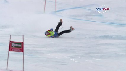 La belle glissade d'un juge de porte pendant un slalom géant