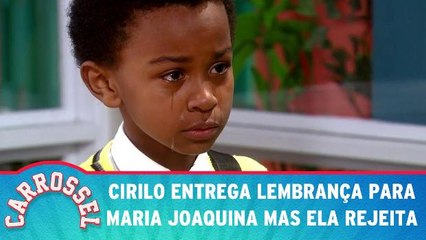 Cirilo entrega lembrança para Maria Joaquina mas ela rejeita