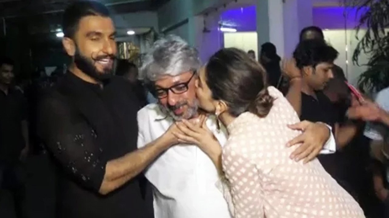 Deepika Padukone KISSES Sanjay Leela Bhansali @ Bajirao Mastani Screening
