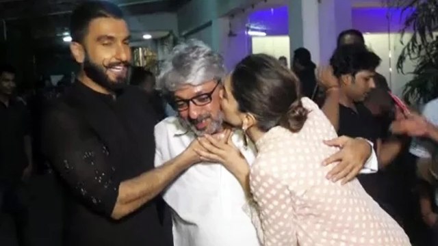 Deepika Padukone KISSES Sanjay Leela Bhansali @ Bajirao Mastani Screening