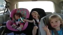 Танцуют дети в машине, очень смешно