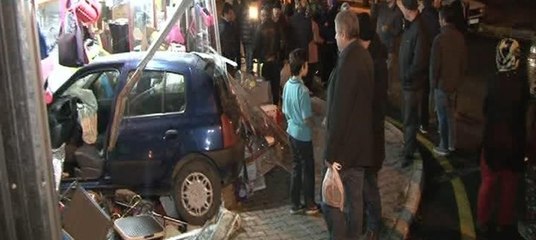 Otomobil dükkana daldı: 1 yaralı