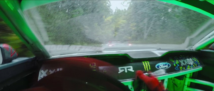 Course de Drift entre une Ford Mustang et une Lamborghini