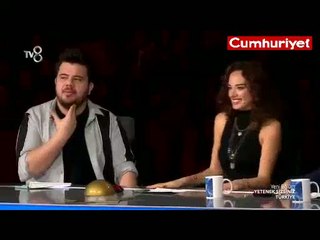 Yarışmacıdan şoke eden el hareketi