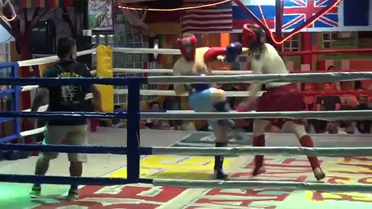 Maxime Musqua fait un combat de boxe thaï pour gagner une conso dans un bar en Thaïlande
