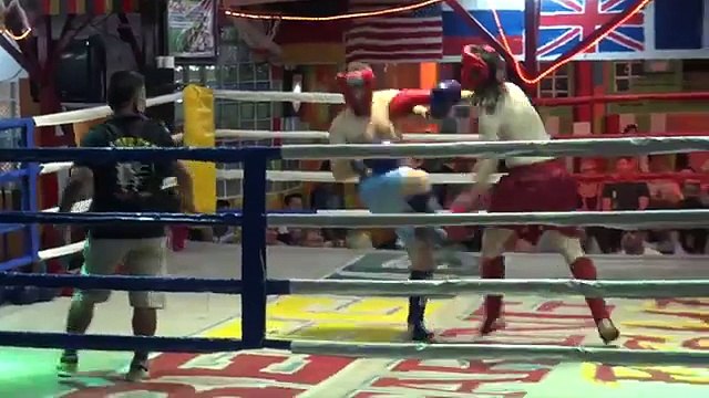 Maxime Musqua fait un combat de boxe thaï pour gagner une conso dans un bar en Thaïlande