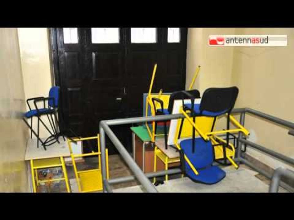 Tg Antenna Sud - Agenti della Digos sgomberano l'Istituto Tecnico "Marconi"