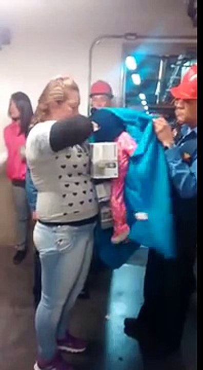 Elle dissimule ce qu'elle a volé entre elle et son "bébé"