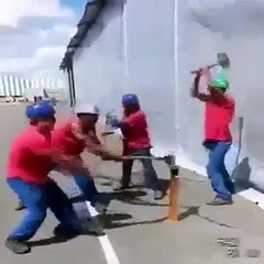 Çok Kordineli Çalışarak Kazık Çakan İşçiler