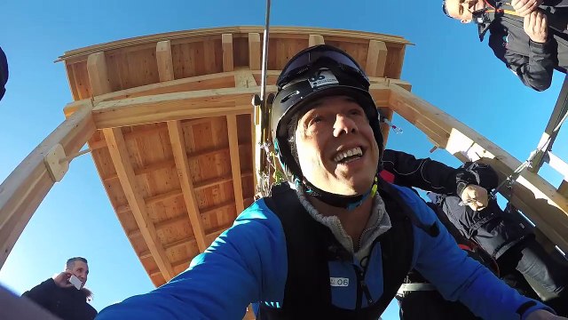 Taïg Khris teste la plus longue tyrolienne de France à La Colmiane