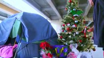 Un sans-abri installe un sapin de Noël près de sa tente, regardez ce que les passants font!